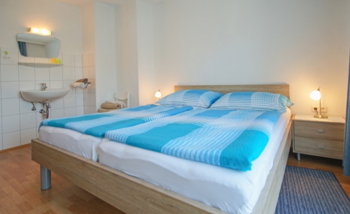 Haus Primosch Schlafzimmer in der Ferienwohnung _ Bettwäsche mit den Farben des Wörthersees in türkis-blau
